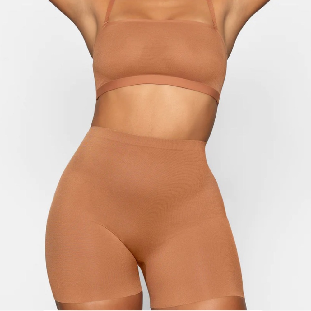 Skims SHEER SCULPT LOW BACK SHORT 3X